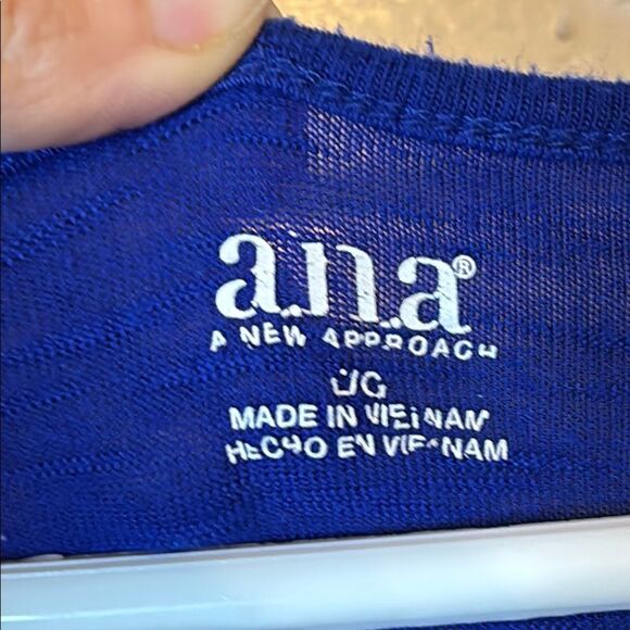 a.n.a. A New Approach Women’s Deep Blue Ruched V-Neck Top Size Large - Picture 4 of 5